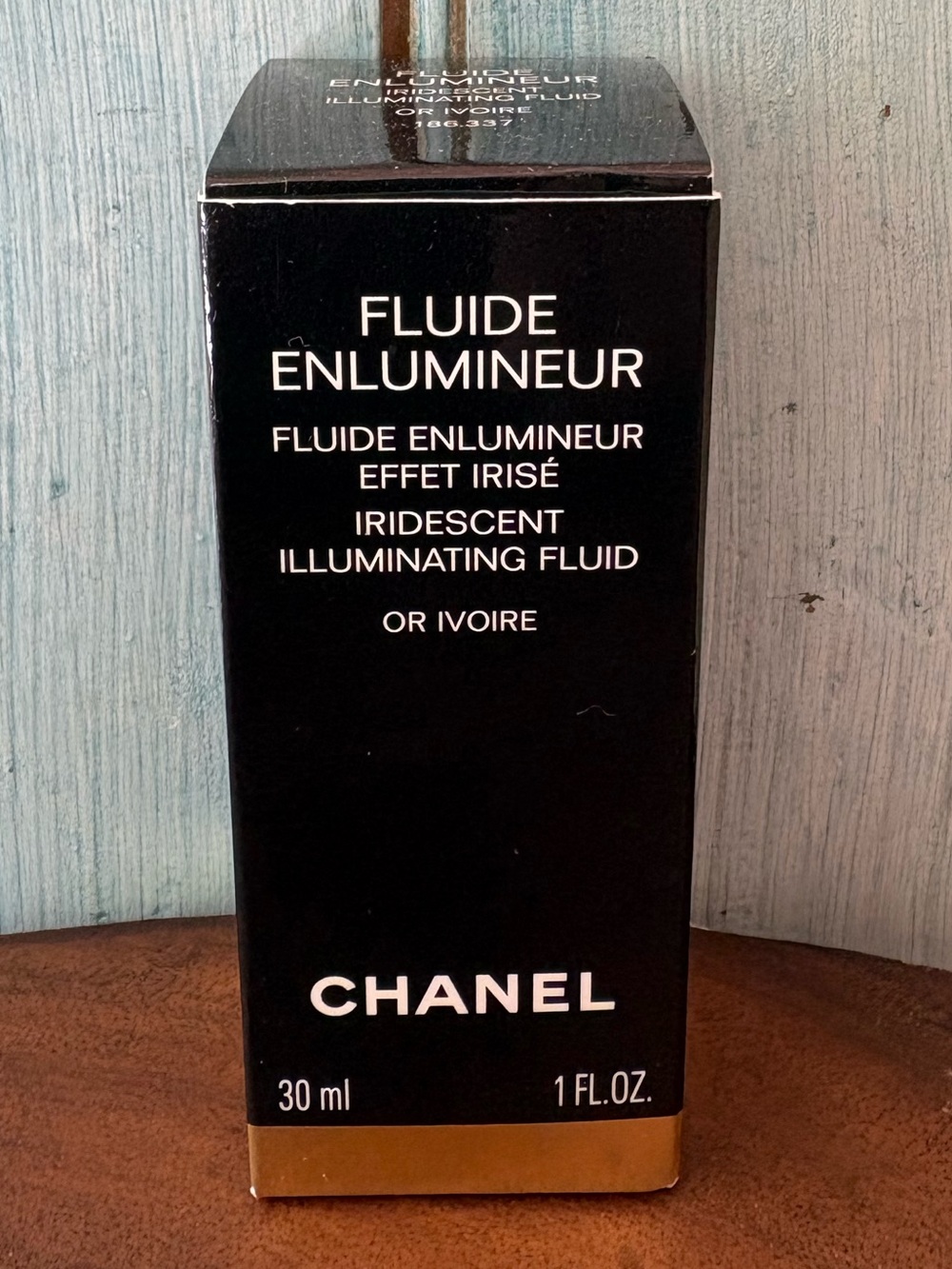 CHANEL Fluide Enlumineur Iridescent Illuminating Fluid - Black & Gold Packaging
